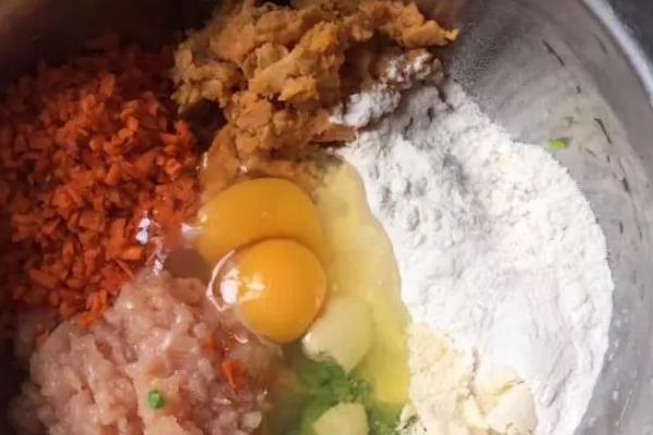 狗粮的自制方法，一般要用到米饭和蔬菜和肉等