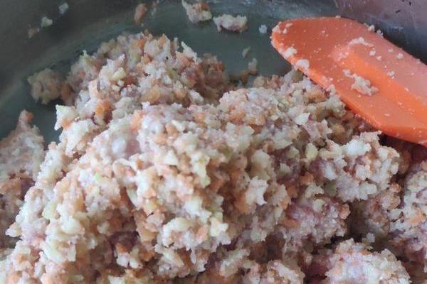 狗粮的自制方法，一般要用到米饭和蔬菜和肉等