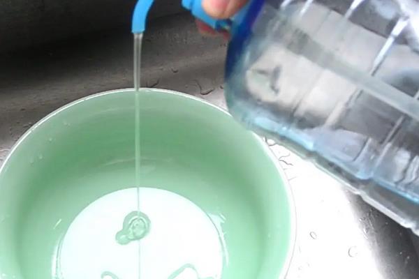 如何自制除草剂，可以使用蒸馏白醋为原料
