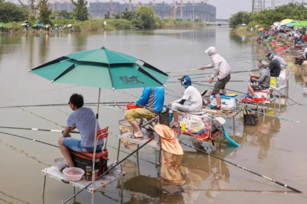 水库钓鲫鱼的打窝方法，选择窝料确定位置后再抛投