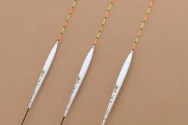 水库钓鲫鱼的打窝方法，选择窝料确定位置后再抛投