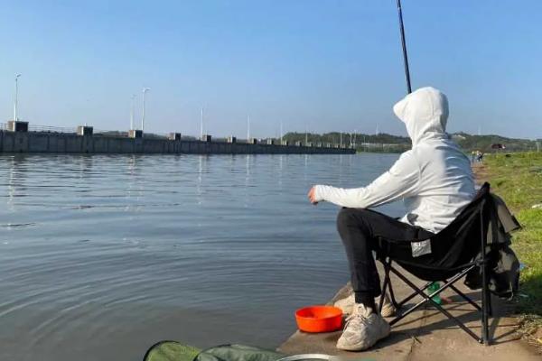 35度高温野河能钓鲫鱼吗，不太适合钓鲫鱼