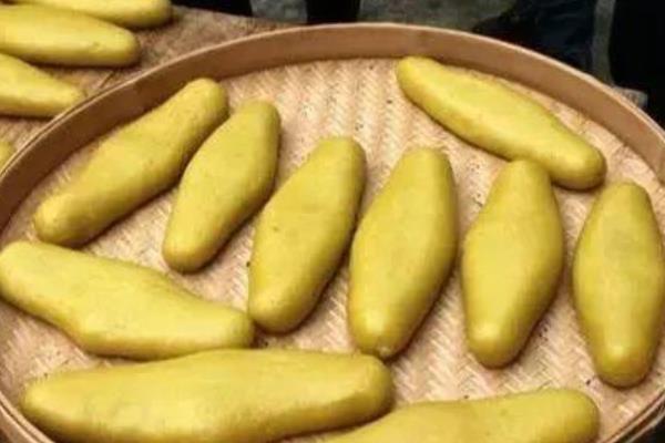 黄粄的制做材料，用糯米、柴草、杨梅叶制成