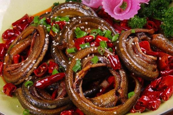 湘西特色美食和土特产，有古丈毛尖、血粑鸭等