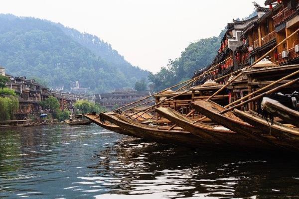 湘西特色美食和土特产，有古丈毛尖、血粑鸭等
