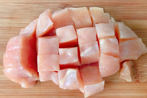 猫咪能吃以及不能吃哪些食物，胡萝卜和三文鱼等食物有益健康、牛油果和洋葱等食物禁喂