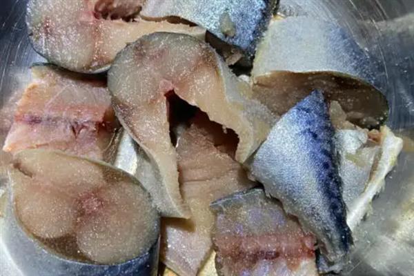 马鲛鱼如何腌制风干，用食盐和其它材料拌匀、经过冷藏再晾晒