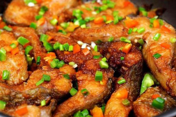 马鲛鱼如何腌制风干，用食盐和其它材料拌匀、经过冷藏再晾晒