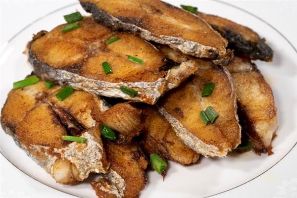 马鲛鱼如何腌制风干，用食盐和其它材料拌匀、经过冷藏再晾晒