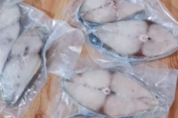 马鲛鱼如何腌制风干，用食盐和其它材料拌匀、经过冷藏再晾晒