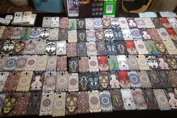 年轻人适合摆的地摊，推荐卖时尚女装、卖手机壳等