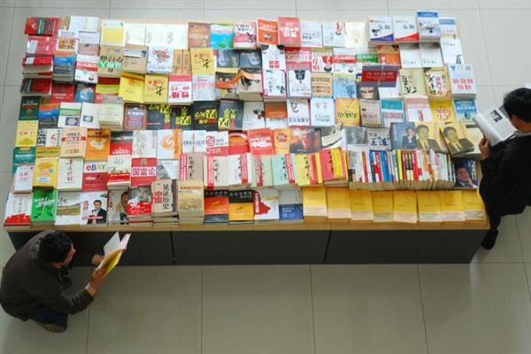 年轻人适合摆的地摊，推荐卖时尚女装、卖手机壳等