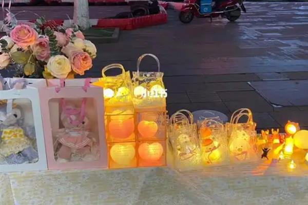 年轻人适合摆的地摊，推荐卖时尚女装、卖手机壳等
