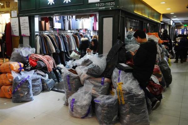 年轻人适合摆的地摊，推荐卖时尚女装、卖手机壳等