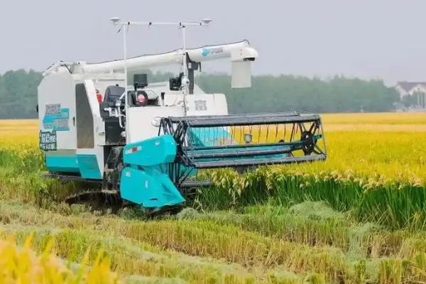 收割机水温高如何解决，可将挡风罩网换成铁网