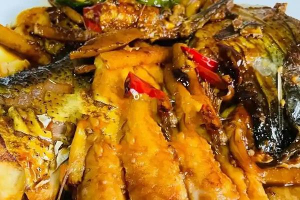 白鲢和花鲢鱼有什么区别，体色、体型、腹部情况均不同