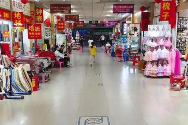 固定摊贩和流动摊贩的介绍，前者有固定摊位、后者并不固定