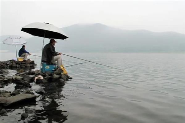 秋天下雨天好不好钓鱼，与天气情况关系密切