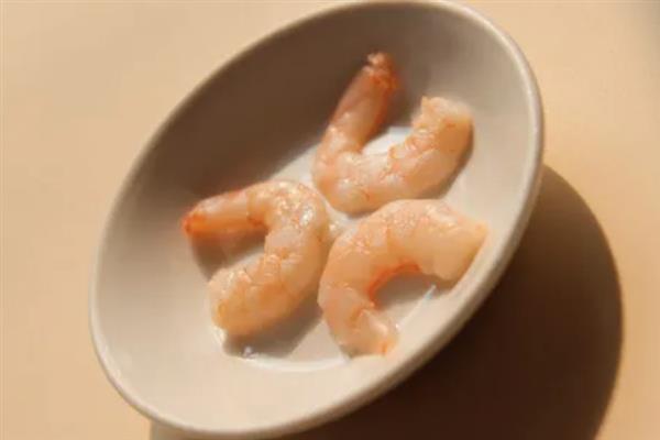 挑选虾仁的方法，优质虾仁呈清淡色或白色