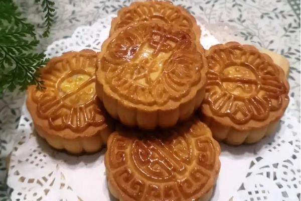 月饼和披萨的区别，前者主要在中秋节食用、后者是某些国家的主食