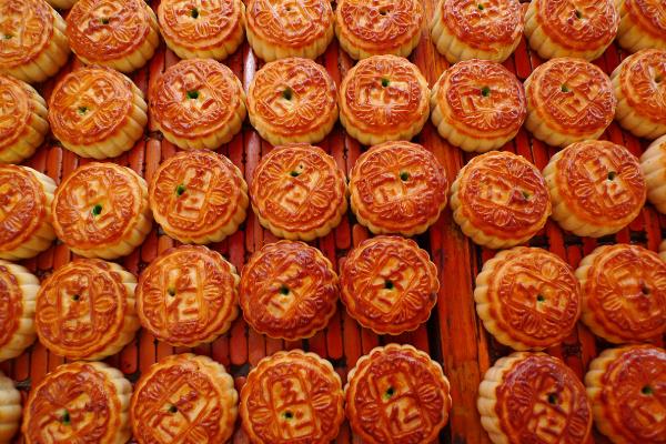 月饼和披萨的区别，前者主要在中秋节食用、后者是某些国家的主食