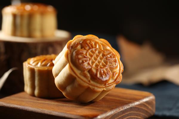 月饼和披萨的区别，前者主要在中秋节食用、后者是某些国家的主食