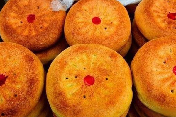 月饼和披萨的区别，前者主要在中秋节食用、后者是某些国家的主食