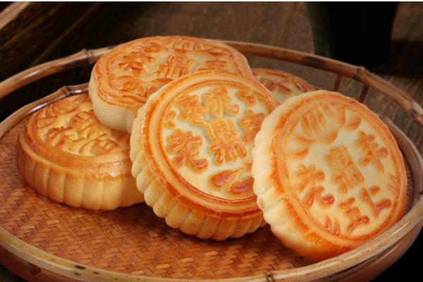月饼和披萨的区别，前者主要在中秋节食用、后者是某些国家的主食