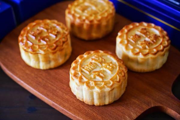月饼和披萨的区别，前者主要在中秋节食用、后者是某些国家的主食