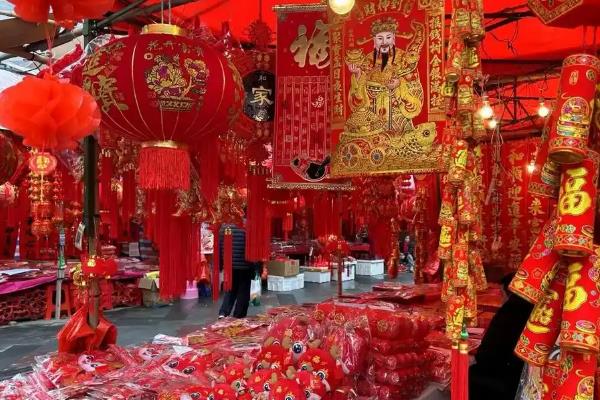 过年前适合摆摊卖什么，年货、对联、玩具等产品值得考虑