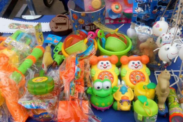 过年前适合摆摊卖什么，年货、对联、玩具等产品值得考虑