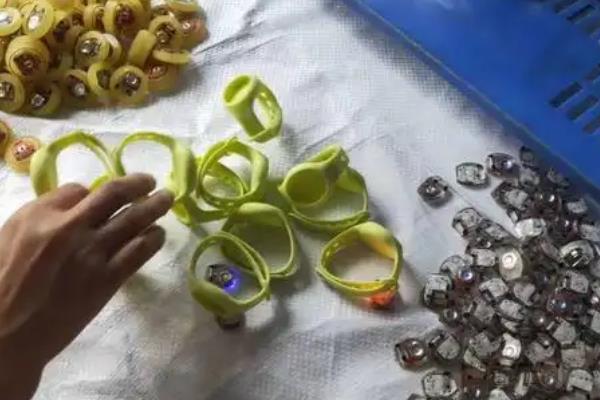 过年前适合摆摊卖什么，年货、对联、玩具等产品值得考虑