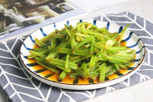 为什么不能对芹菜使用尿素，会导致植株老化产生苦味