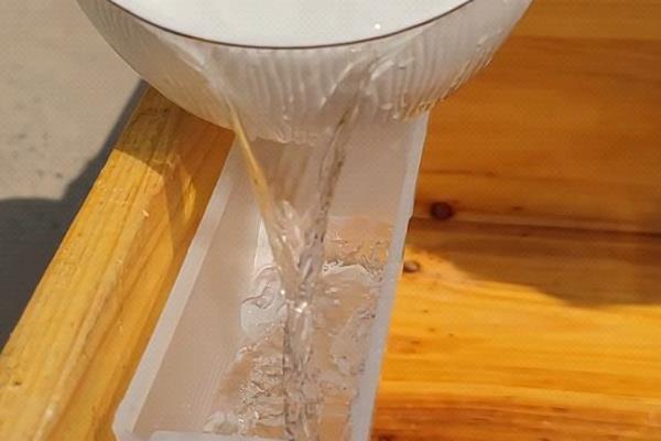 蜜蜂连续5天喂糖会不会快速发展，可促进蜂王产卵但会降低蜂蜜品质
