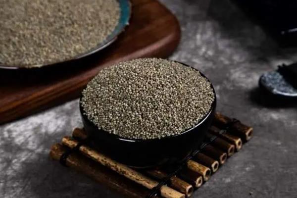 优质的黄小米怎么挑选，品质好的黄小米具有清香味、用手搓动后会留下黏糊糊的米油