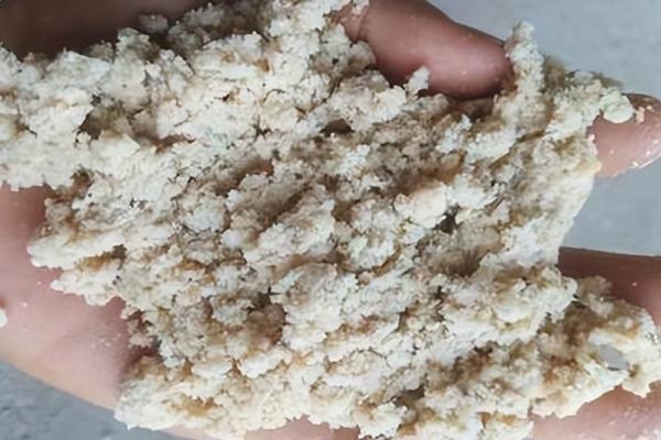 豆腐渣的发酵技术，辅料有米糠、麸皮、玉米粉等