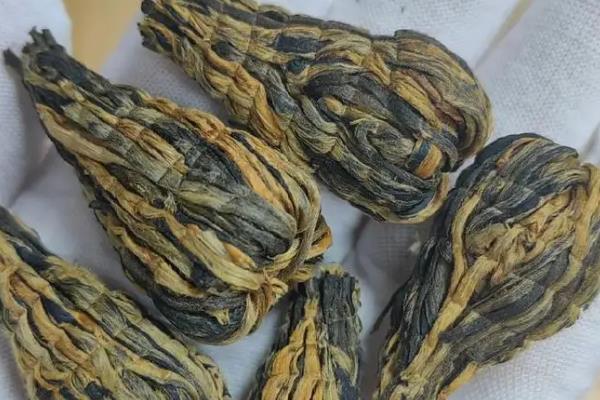 云南滇红茶的挑选技巧，可从外形、香气、汤色等方面挑选