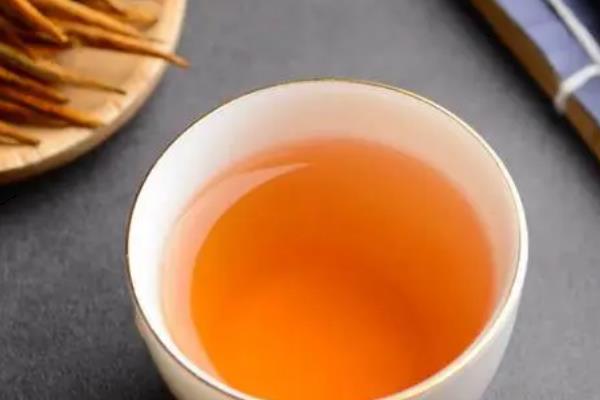 云南滇红茶的挑选技巧，可从外形、香气、汤色等方面挑选