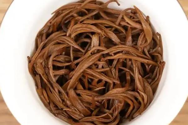 云南滇红茶的挑选技巧，可从外形、香气、汤色等方面挑选
