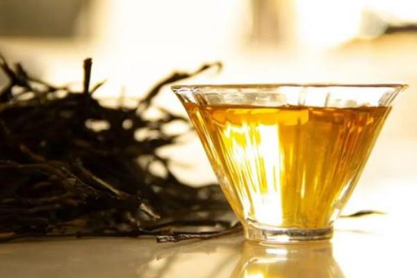 云南滇红茶的挑选技巧，可从外形、香气、汤色等方面挑选