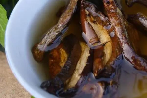 黑牛肝菌怎么吃，洗净浸泡后可以炒食