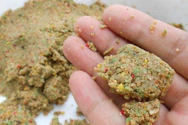 钓鲢鱼饵料配方，常见以下5个配方