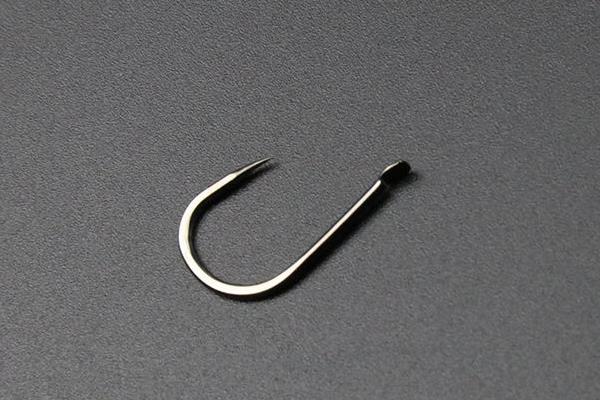 钓石斑鱼用几号鱼钩和线，钩条粗钩门宽的鱼钩、尼龙线或pe线适合使用