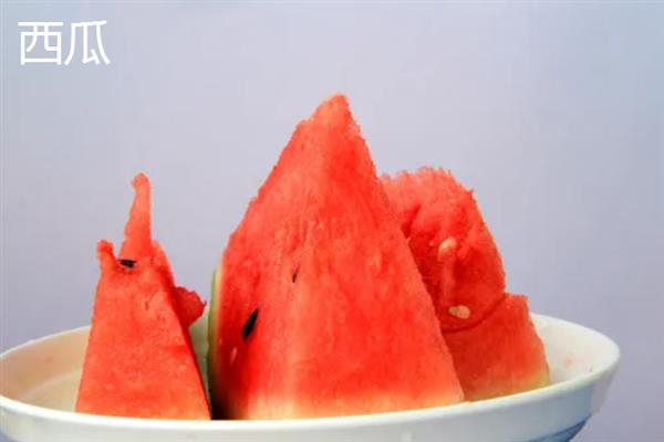 7月吃的水果有哪些，有西瓜、桃子和香蕉等