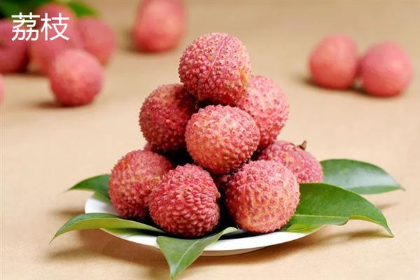 7月吃的水果有哪些，有西瓜、桃子和香蕉等