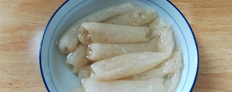 竹荪的泡发方法，用盐水或温水浸泡