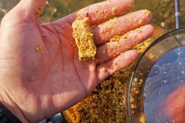 大型水库全天作钓的打窝方法，将窝料投至窝点并定时补窝