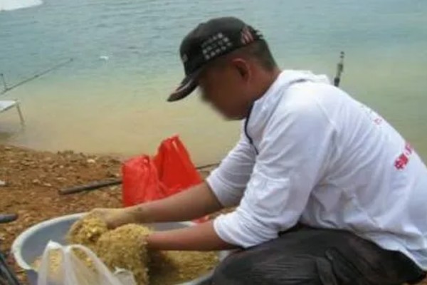 大型水库全天作钓的打窝方法，将窝料投至窝点并定时补窝