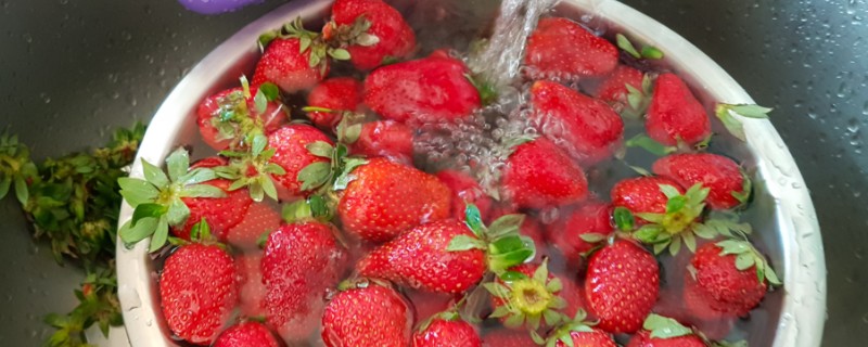 草莓如何清洗才最干净，先用流动的水冲洗表面