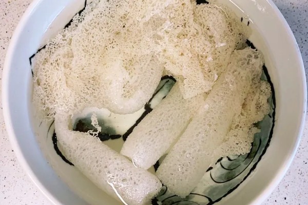 竹荪的泡发方法，用盐水或温水浸泡